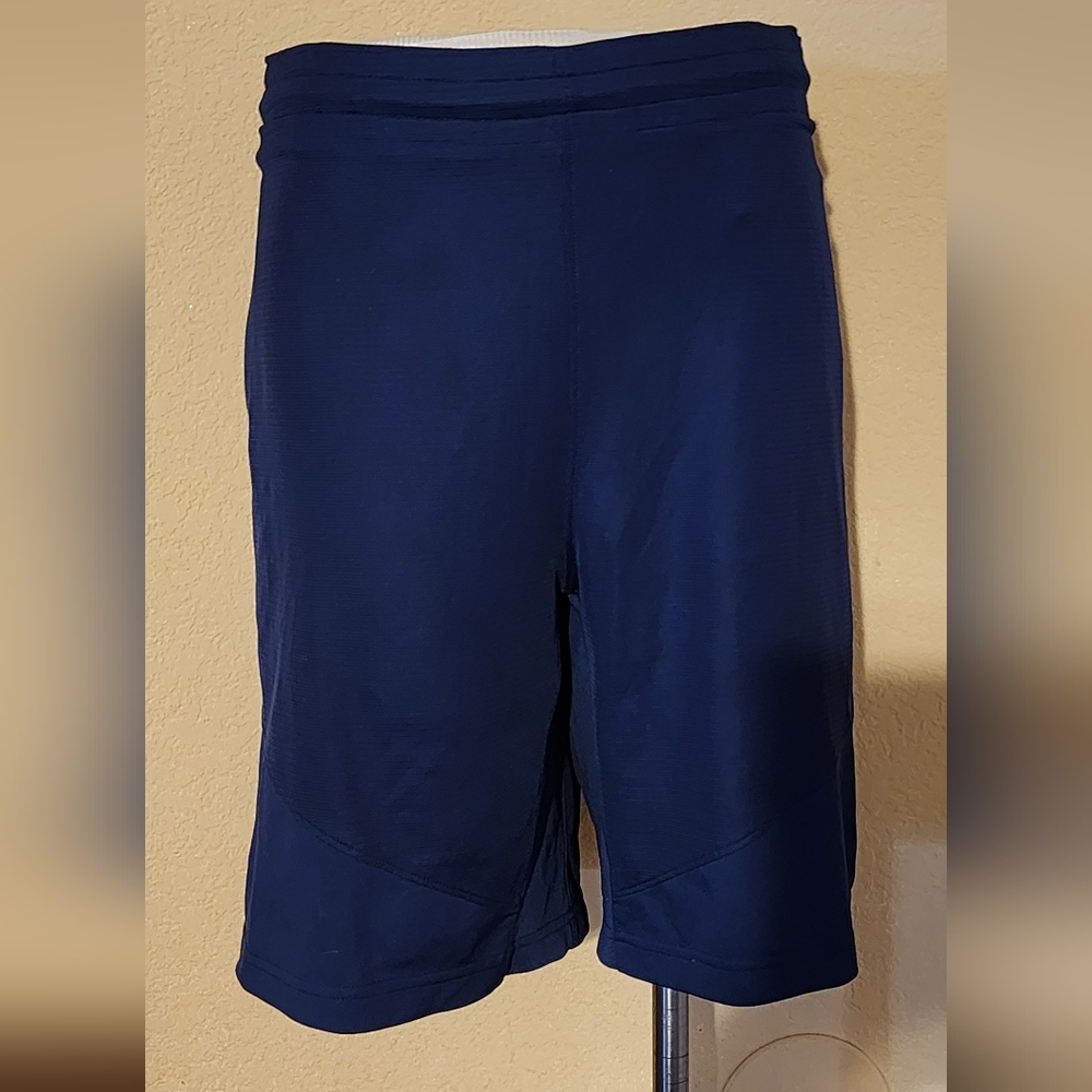 NIKE Gym shorts waist 42" sz L.    #401